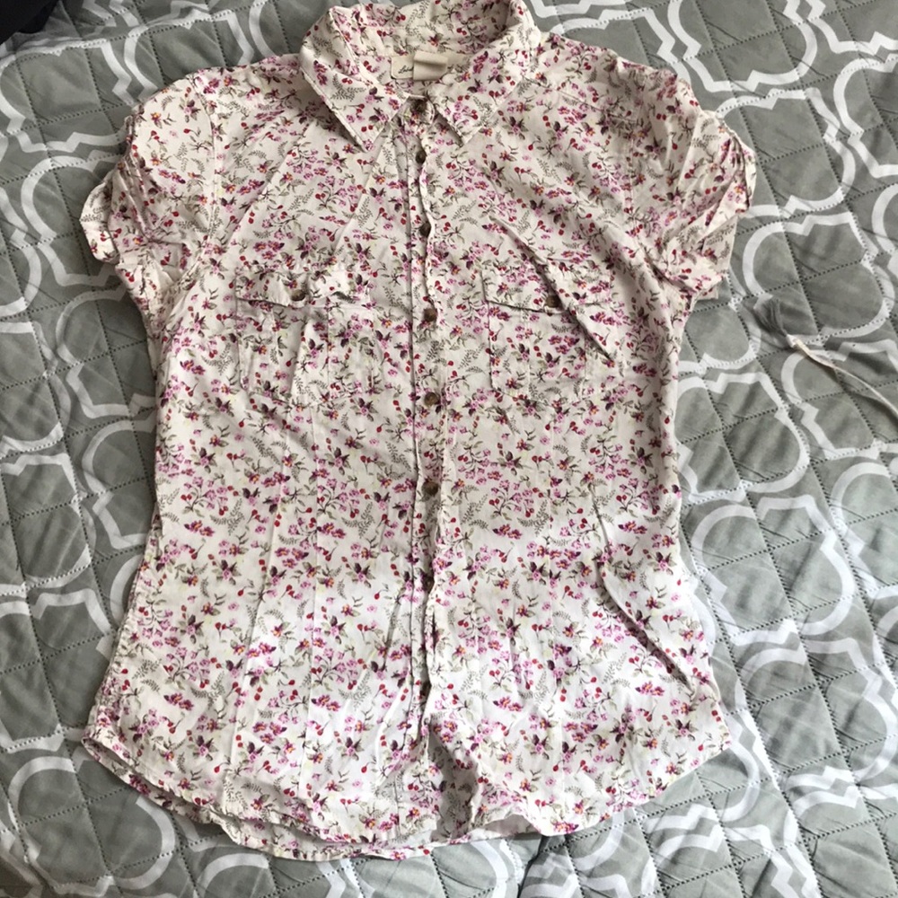 🌺Flirty and casual women’s shirt by H&M 🌺